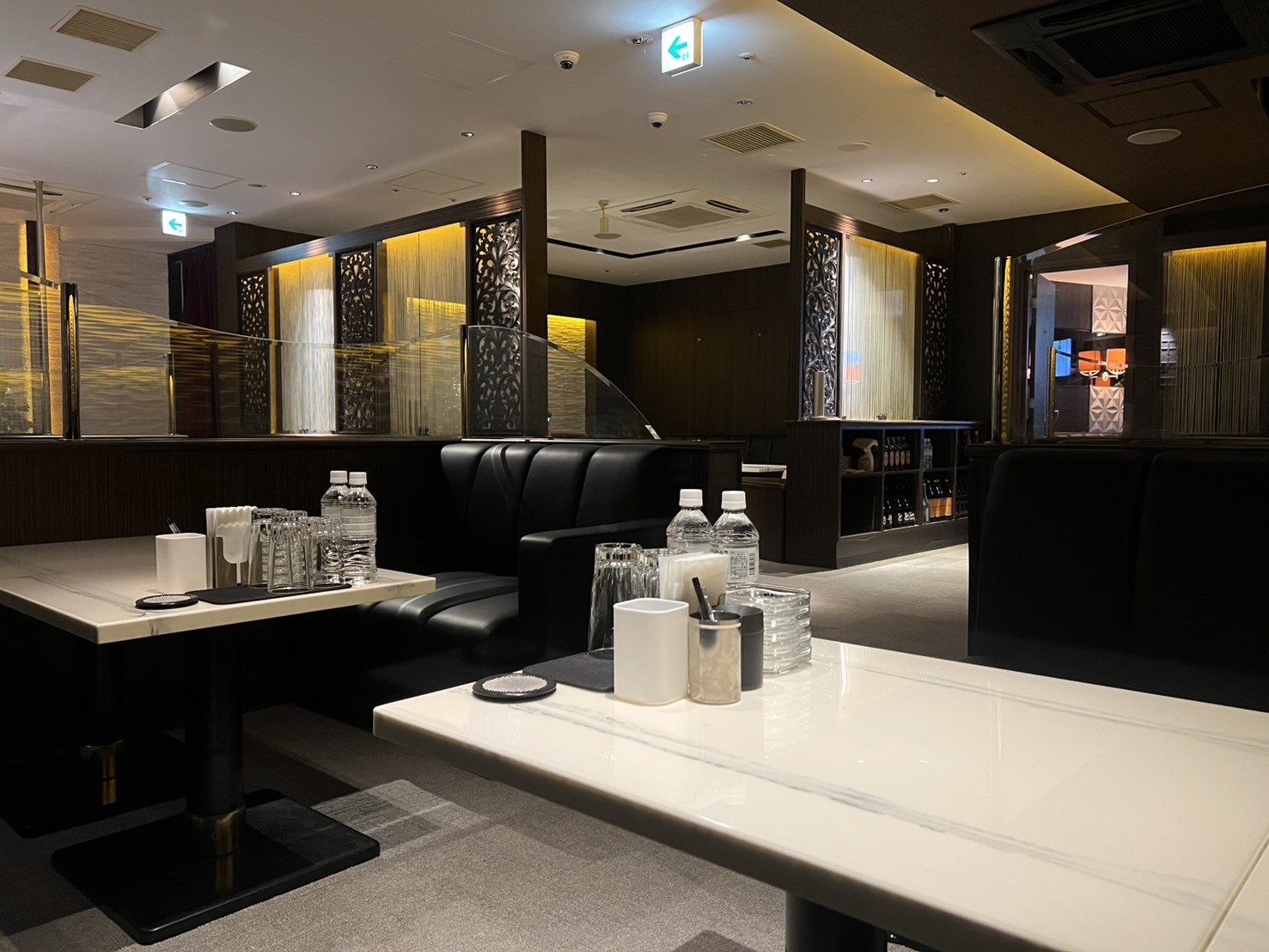 テーブル席から見た店内